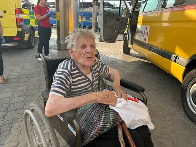 "Снаряди літали без кінця, мій будинок розбили". До Дніпра евакуювали ще сімох маломобільних жителів Донеччини "Снаряди літали без кінця, мій будинок розбили". До Дніпра евакуювали ще сімох маломобільних жителів Донеччини
