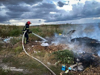 Горіло сміттєзвалище та суха трава: Черкащині за добу сталося вісім пожеж Горіло сміттєзвалище та суха трава: Черкащині за добу сталося вісім пожеж
