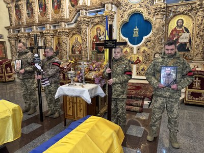 У Полтаві попрощались із воїнами, які полягли обороняючи Україну У Полтаві попрощались із воїнами, які полягли обороняючи Україну