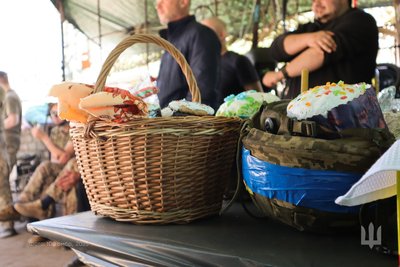 Великодній кошик та каска з паскою замість кошика, 20 квітня 2025 рік Великодній кошик та каска з паскою замість кошика, 20 квітня 2025 рік