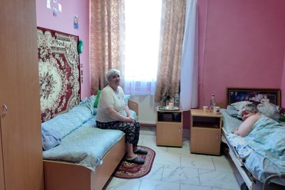 Підопічні та одна із кімнат відділення стаціонарного догляду села Стальнівці Мамалигівської громади Підопічні та одна із кімнат відділення стаціонарного догляду села Стальнівці Мамалигівської громади