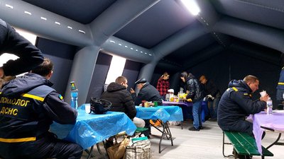 “Людям треба проговорити про свій біль”. Як в Сумах працюють пункти незламності “Людям треба проговорити про свій біль”. Як в Сумах працюють пункти незламності