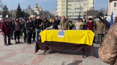 З військовим Василем Ольховцем попрощалися у Рівному З військовим Василем Ольховцем попрощалися у Рівному