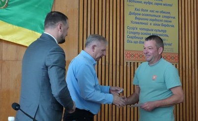 Двох волонтерів із Бердичева відзначили нагородами Головнокомандувача ЗСУ