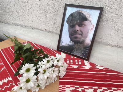 У Полтаві відкрили меморіальну дошку військовослужбовцю ЗСУ Сергію Задираці У Полтаві відкрили меморіальну дошку військовослужбовцю ЗСУ Сергію Задираці