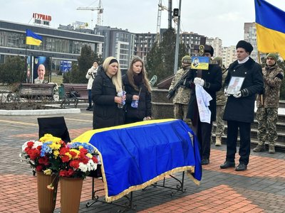 На Одещині простились з військовим, який загинув в Донецькій області На Одещині простились з військовим, який загинув в Донецькій області