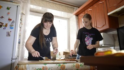 "Пекельна кухня" для фронту: вінничанка з донькою печуть рогалики для військових у квартирі друзів "Пекельна кухня" для фронту: вінничанка з донькою печуть рогалики для військових у квартирі друзів