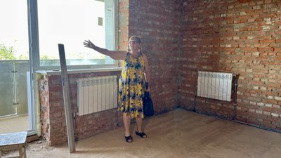 Галина Вірченко показує свою квартиру у розбитому танком будинку у Рогані у березні 2022 року Галина Вірченко показує свою квартиру у розбитому танком будинку у Рогані у березні 2022 року
