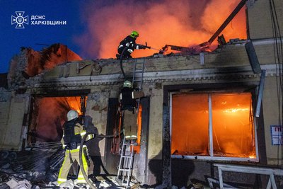 Рятувальники гасять пожежу після атаки "Шахедів" на Харків у магазині у Слобідському районі, 12 червня 2025 року Рятувальники гасять пожежу після атаки "Шахедів" на Харків у магазині у Слобідському районі, 12 червня 2025 року
