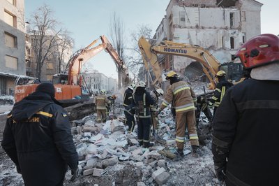 Рятувальники розбирають завали на місці руйнування будівель у центрі Харкова внаслідок вибухів Рятувальники розбирають завали на місці руйнування будівель у центрі Харкова внаслідок вибухів