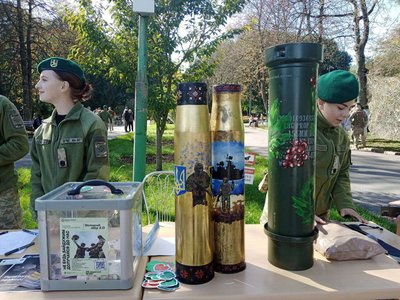 На благодійному ярмарку у Хмельницькому збирали кошти для прикордонників, які виконують бойові завдання На благодійному ярмарку у Хмельницькому збирали кошти для прикордонників, які виконують бойові завдання