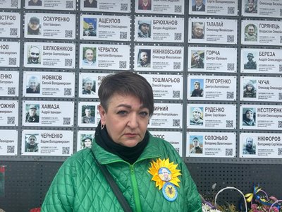 У парках Павлограда рідні загиблих воїнів встановили таблички пам'яті У парках Павлограда рідні загиблих воїнів встановили таблички пам'яті