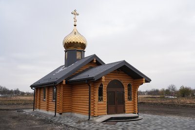 На Дніпропетровщині мати загиблого бійця звела в пам`ять про нього перший у селищі храм ПЦУ