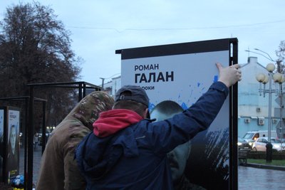 27 портретів загиблих військових встановили в центрі Рівного 27 портретів загиблих військових встановили в центрі Рівного