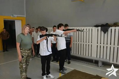İşğalciler Qırımdaki mektepte balalar içün arbiy azırlıq dersleri keçirdiler İşğalciler Qırımdaki mektepte balalar içün arbiy azırlıq dersleri keçirdiler