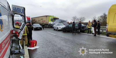 Масова ДТП на Полтавщині: зіткнулися 6 авто, серед них “швидка” Масова ДТП на Полтавщині: зіткнулися 6 авто, серед них “швидка”