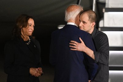 Президент США Джо Байден і віцепрезидентка Камала Гарріс вітають журналіста Евана Гершковича Президент США Джо Байден і віцепрезидентка Камала Гарріс вітають журналіста Евана Гершковича