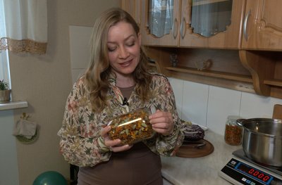 Капуста, чорниця чи квіти: лучанка використовує природні барвники для великодніх яєць Капуста, чорниця чи квіти: лучанка використовує природні барвники для великодніх яєць