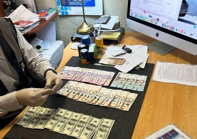 Хабар у 1000 доларів: на Миколаївщині затримали директора одного з комунальних підприємств Вознесенська Хабар у 1000 доларів: на Миколаївщині затримали директора одного з комунальних підприємств Вознесенська
