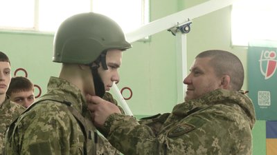 Урок "Захисту України" для одинадцятикласників викладає ветеран у ліцеї на Рівненщині Урок "Захисту України" для одинадцятикласників викладає ветеран у ліцеї на Рівненщині