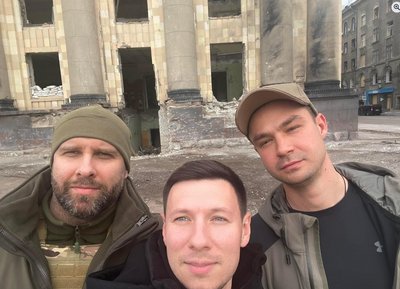 Олег Синєгубов, Олексій Красов, Павло Якименко на фоні розбитої будівлі ОВА у Харкові Олег Синєгубов, Олексій Красов, Павло Якименко на фоні розбитої будівлі ОВА у Харкові