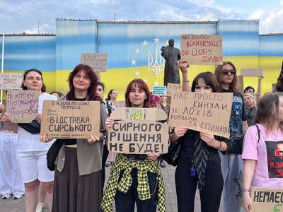 У Чернівцях люди четвертий день поспіль вийшли на акцію проти відставки ексміністра оборони Михайла Федорова У Чернівцях люди четвертий день поспіль вийшли на акцію проти відставки ексміністра оборони Михайла Федорова