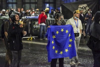 Протест проти ухвалення законопроєкту про "іноагентів" у Тбілісі Протест проти ухвалення законопроєкту про "іноагентів" у Тбілісі