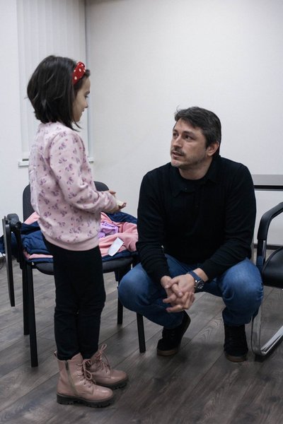 Семирічна житомирянка обрізала та продала своє волосся: гроші передала Сергію Притулі для ЗСУ