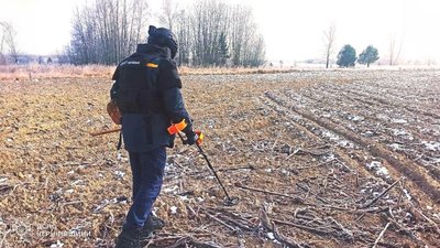 Російський боєприпас на Чернігівщині: сапери ліквідували залишки снаряда РСЗВ "Ураган" Російський боєприпас на Чернігівщині: сапери ліквідували залишки снаряда РСЗВ "Ураган"