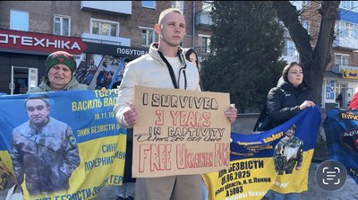 Близько сотні людей долучилися до акції в підтримку полонених та зниклих безвісти у Кам'янці-Подільському, 15 березня 2026 року, Хмельниччина Близько сотні людей долучилися до акції в підтримку полонених та зниклих безвісти у Кам'янці-Подільському, 15 березня 2026 року, Хмельниччина