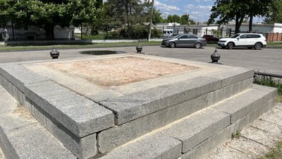 У Полтаві повністю демонтували пам'ятник на місці відпочинку Петра I У Полтаві повністю демонтували пам'ятник на місці відпочинку Петра I