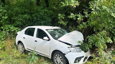 В результаті автопригоди водій автомобіля "ВАЗ" та його 44-річний пасажир отримали тілесні ушкодження та були доставлені до лікарні В результаті автопригоди водій автомобіля "ВАЗ" та його 44-річний пасажир отримали тілесні ушкодження та були доставлені до лікарні