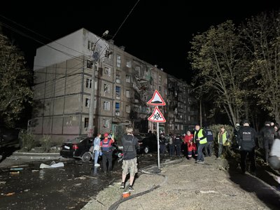 Росіяни вдарили КАБами по Харкову: один влучив у багатоповерхівку, є постраждалі
