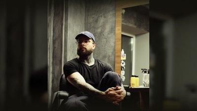 «Він поїхав — і я вирішив вчитися»: 16-річний хлопець із Мени продовжує справу брата-барбера, який долучився до ЗСУ «Він поїхав — і я вирішив вчитися»: 16-річний хлопець із Мени продовжує справу брата-барбера, який долучився до ЗСУ