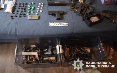 Окрім психотропів знайшли зброю: поліція затримала киянина