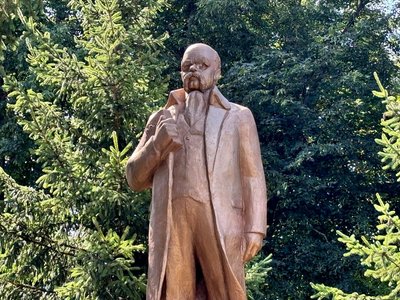 Шевченко замість Леніна: історія перетворення пам'ятника на Житомирщині Шевченко замість Леніна: історія перетворення пам'ятника на Житомирщині