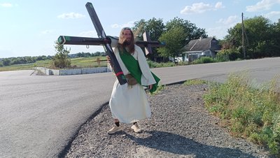 "Я хотів до України": Полтавщину відвідав Джиммі Райс зі США, який мандрує пішки з хрестом