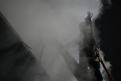 Рятувальник гасить пожежу Рятувальник гасить пожежу