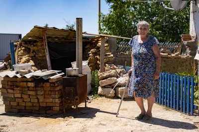 "З тростинкою все тут прибираю та лагоджу". Жителька Білогірки на Херсонщині самотужки відновлює побите житло "З тростинкою все тут прибираю та лагоджу". Жителька Білогірки на Херсонщині самотужки відновлює побите житло