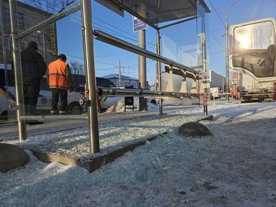 Розбите скло зупинки через влучання безпілотника Розбите скло зупинки через влучання безпілотника