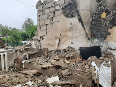 Обвалена стіна у пошкодженому будинку через російський обстріл Старокостянтинівської громади Обвалена стіна у пошкодженому будинку через російський обстріл Старокостянтинівської громади
