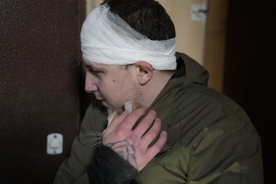 Владислав, житель пошкодженого ракетним ударом будинку в Харкові, знайшов свою кішку у пошкодженій будівлі Владислав, житель пошкодженого ракетним ударом будинку в Харкові, знайшов свою кішку у пошкодженій будівлі