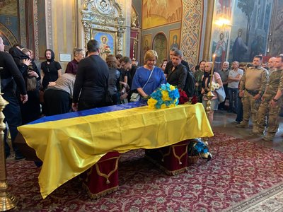 Прощання із загиблим на війні воїном Геннадієм Колесником у Михайлівському Золотоверхому монастирі, Київ, 14 червня, 2023 р. Прощання із загиблим на війні воїном Геннадієм Колесником у Михайлівському Золотоверхому монастирі, Київ, 14 червня, 2023 р.