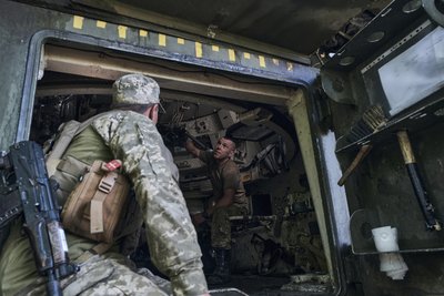 Українські військові в самохідній гаубиці М109 на передовій в Запорізькій області Українські військові в самохідній гаубиці М109 на передовій в Запорізькій області