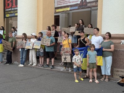У Полтаві люди втретє вийшли на мирний мітинг проти закону, який нівелює незалежність НАБУ та САП У Полтаві люди втретє вийшли на мирний мітинг проти закону, який нівелює незалежність НАБУ та САП