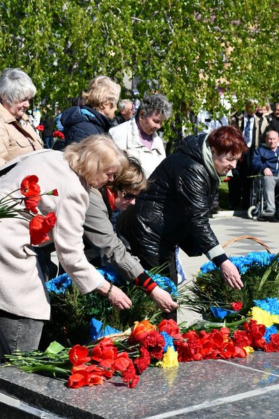 40-ві роковини вибухів на ЧАЕС: у Кропивницькому поклали квіти до пам’ятника "Жертвам Чорнобиля" 40-ві роковини вибухів на ЧАЕС: у Кропивницькому поклали квіти до пам’ятника "Жертвам Чорнобиля"