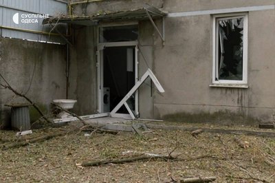 Уламок пробив голову охоронцю складів: армія РФ атакувала Одесу безпілотниками Уламок пробив голову охоронцю складів: армія РФ атакувала Одесу безпілотниками