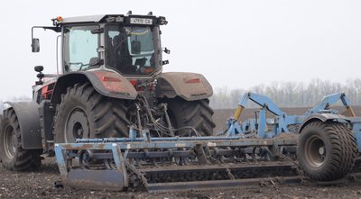 Посівна під сирени: як тривоги сповільнюють роботу аграріїв на Черкащині Посівна під сирени: як тривоги сповільнюють роботу аграріїв на Черкащині
