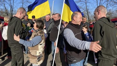 На Вінниччині зустріли оборонця, який повернувся з полону На Вінниччині зустріли оборонця, який повернувся з полону