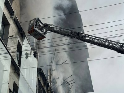 РФ атакувала середмістя Дніпра, пошкоджена офісна будівля: є поранені, триває рятувальна операція РФ атакувала середмістя Дніпра, пошкоджена офісна будівля: є поранені, триває рятувальна операція
